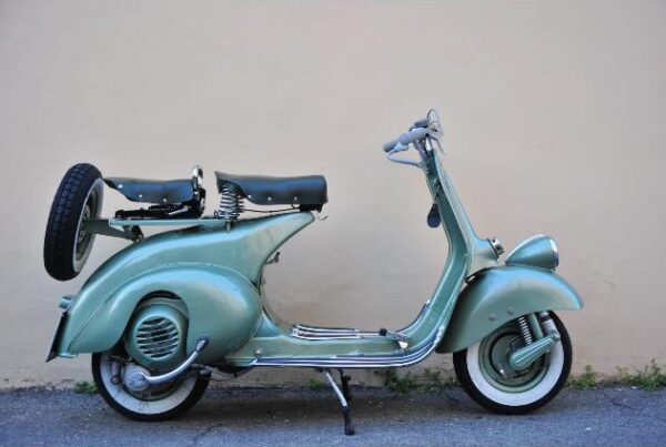 Vespa V 98 restaurata, vista da destra